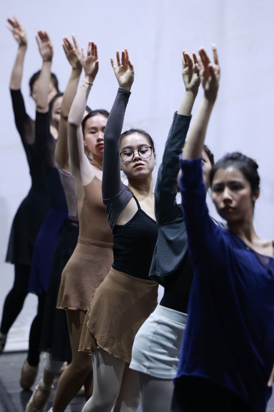 Các diễn viên ballet Nhà hát Nhạc vũ kịch Việt Nam luyện tập cho vở diễn “Hồ thiên nga“. Ảnh: Hải Nguyễn