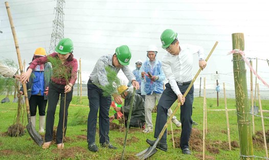 Các đại biểu trồng cây xanh tại Vườn cây Công đoàn Dầu khí, Nhà máy Nhiệt điện Thái Bình 2. Ảnh: PVN.