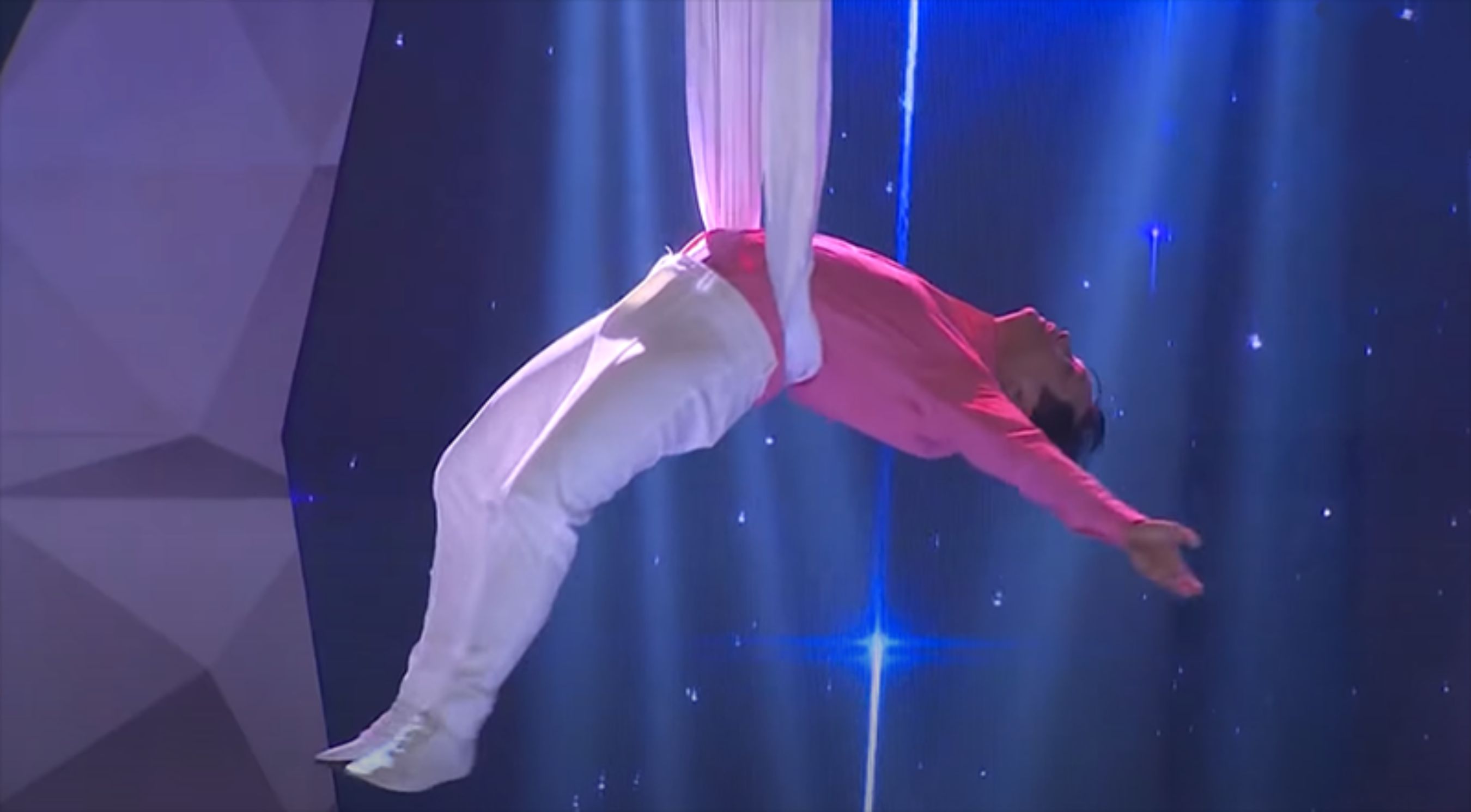 NSND Phi Vũ trình diễn một tiết mục. Ảnh: Nghệ sĩ cung cấp