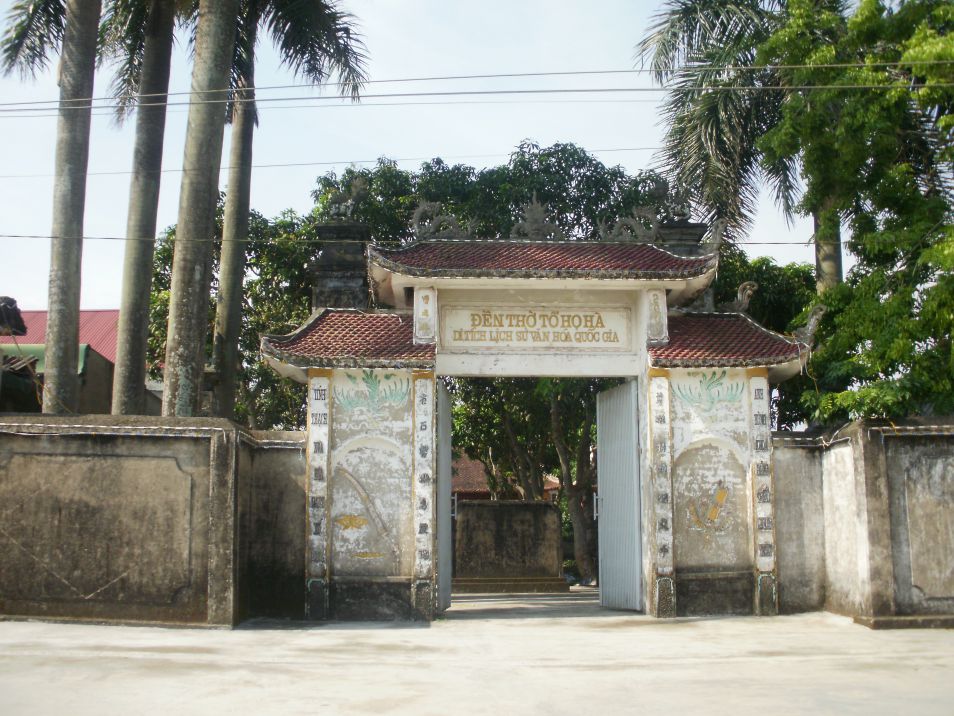 Đền thờ họ Hà ở xã Tùng Lộc, nơi thờ tiến sĩ Hà Tông Mục. 