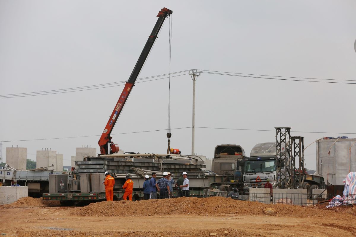 Công nhân lao động thi công trên công trường Trạm biến áp 500kV Thanh Hóa. Ảnh: Minh Hoàng