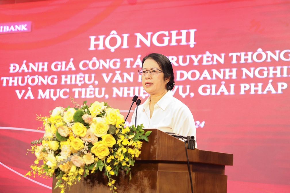 Đồng chí Nguyễn Thị Phượng - Phó Tổng Giám đốc Agribank, phụ trách công tác truyền thông phát biểu tại Hội nghị.