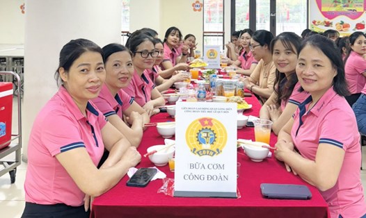 Bữa cơm Công đoàn tại Trường Tiểu học Lê Quý Đôn (Long Biên, Hà Nội). Ảnh: CĐCS