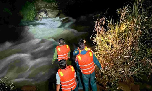 Lực lượng chức năng tổ chức giải cứu 5 thanh niên mắc kẹt giữa dòng nước chảy xiết trên sông Đồng Nai. Ảnh: Hồ Đức