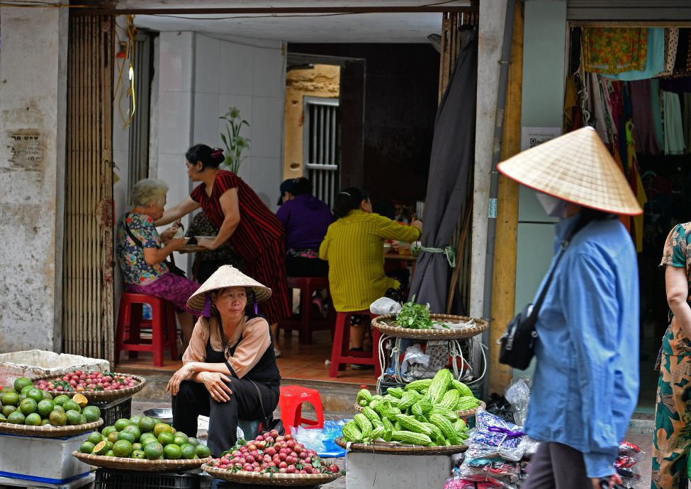 Chợ Nam Đồng gần như không lúc nào vắng. 
