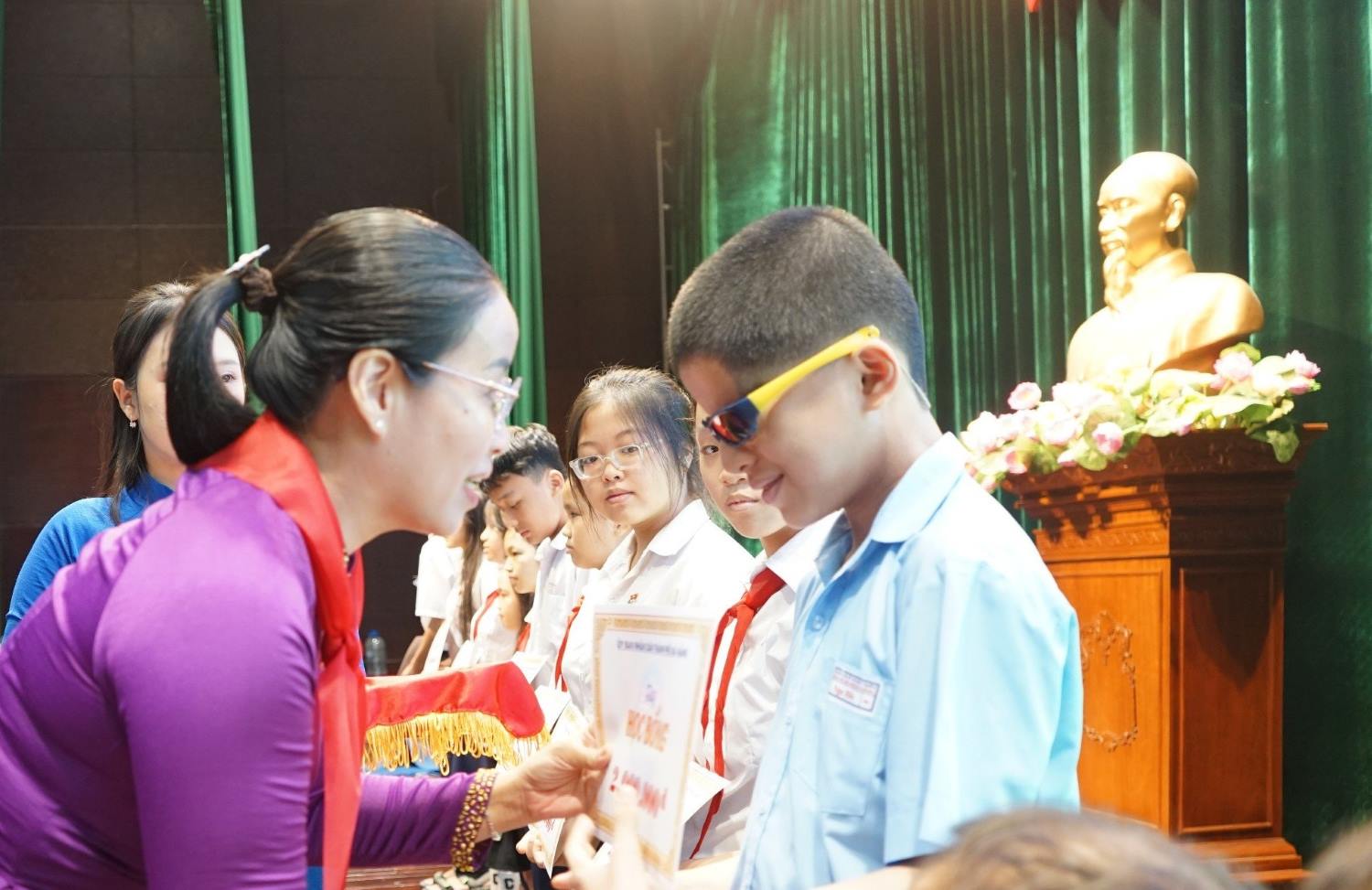 Bà Nguyễn Thị Anh Thi, Phó Chủ tịch HĐND thành phố trao học bổng tặng trẻ em hoàn cảnh đặc biệt khó khăn. Ảnh: Lê Tuyết
