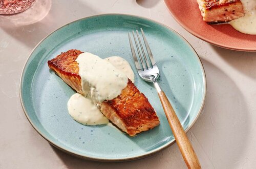 Cá hồi áp chảo sốt kem sẽ giúp đổi vị bữa cơm gia đình dịp cuối tuần. Ảnh: Quốc Chung