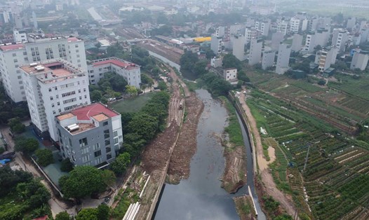 Dự án trọng điểm cải thiện hệ thống tiêu thoát nước khu vực phía Tây TP Hà Nội (cứng hóa kênh La Khê) đang gấp rút triển khai. Ảnh: Vĩnh Hoàng