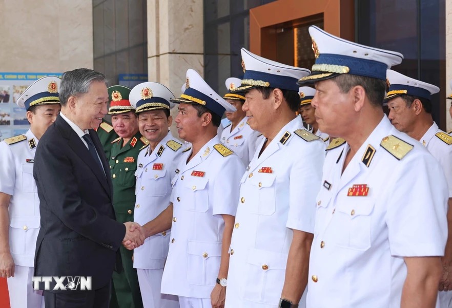 Chủ tịch nước Tô Lâm với các lãnh đạo Bộ Tư lệnh Quân chủng Hải quân. Ảnh: Nhan Sáng/TTXVN