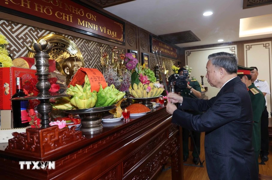 Chủ tịch nước Tô Lâm dâng hương tưởng niệm Chủ tịch Hồ Chí Minh. Ảnh: Nhan Sáng/TTXVN