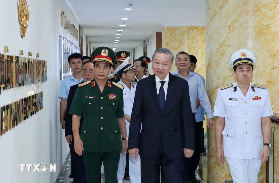 Chủ tịch nước Tô Lâm đến thăm, làm việc và kiểm tra công tác sẵn sàng chiến đấu tại Quân chủng Hải quân. Ảnh: Nhan Sáng/TTXVN