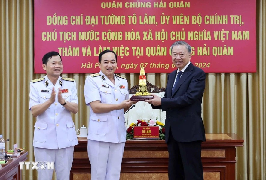 Lãnh đạo Bộ Tư lệnh Quân chủng Hải quân tặng Chủ tịch nước Tô Lâm biểu tượng cột mốc chủ quyền quần đảo Trường Sa. Ảnh: Nhan Sáng/TTXVN