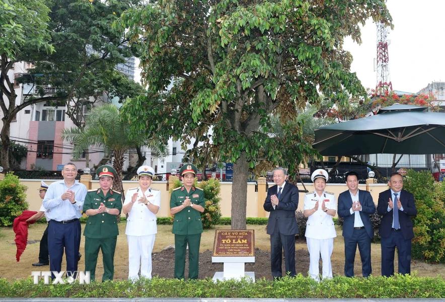 Chủ tịch nước Tô Lâm trồng cây lưu niệm tại Bộ Tư lệnh Quân chủng Hải quân. Ảnh Nhan Sáng/TTXVN