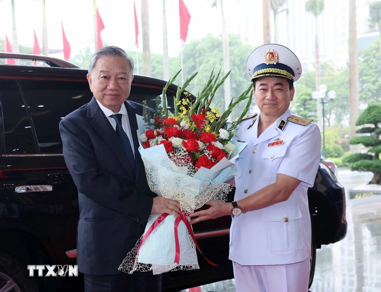 Phó đô đốc Trần Thanh Nghiêm, Ủy viên Trung ương Đảng, Tư lệnh Hải quân đón Chủ tịch nước Tô Lâm. Ảnh: TTXVN
