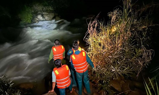 Công an huyện Di Linh đã giải cứu thành công 5 người bị mắc kẹt giữa dòng nước đang chảy xiết trên sông Đồng Nai. Ảnh: Công an