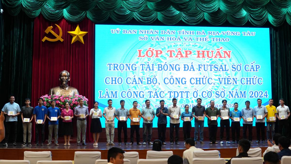 Các học viên hoàn thành tốt khóa đào tạo được trao chứng chỉ trọng tài Fustal sơ cấp. Ảnh: Thành An