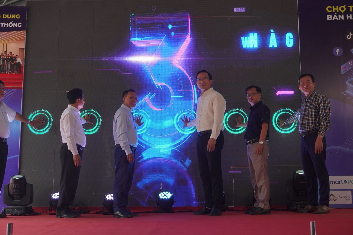 Nghi thức Lễ phát động chương trình Chợ livestream bán hàng - Đà Nẵng 2024. Ảnh: Văn Trực