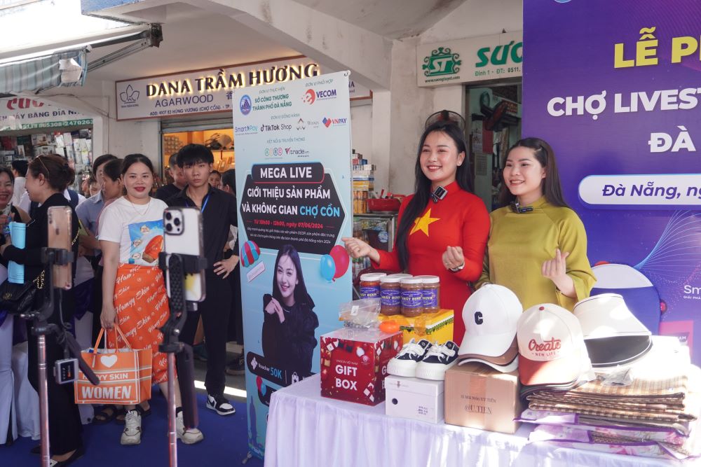 Các tiktoker tổ chức livestream bán hàng trực tuyến, quảng bá sản phẩm của các chợ trên địa bàn thành phố Đà Nẵng. Ảnh: Văn Trực