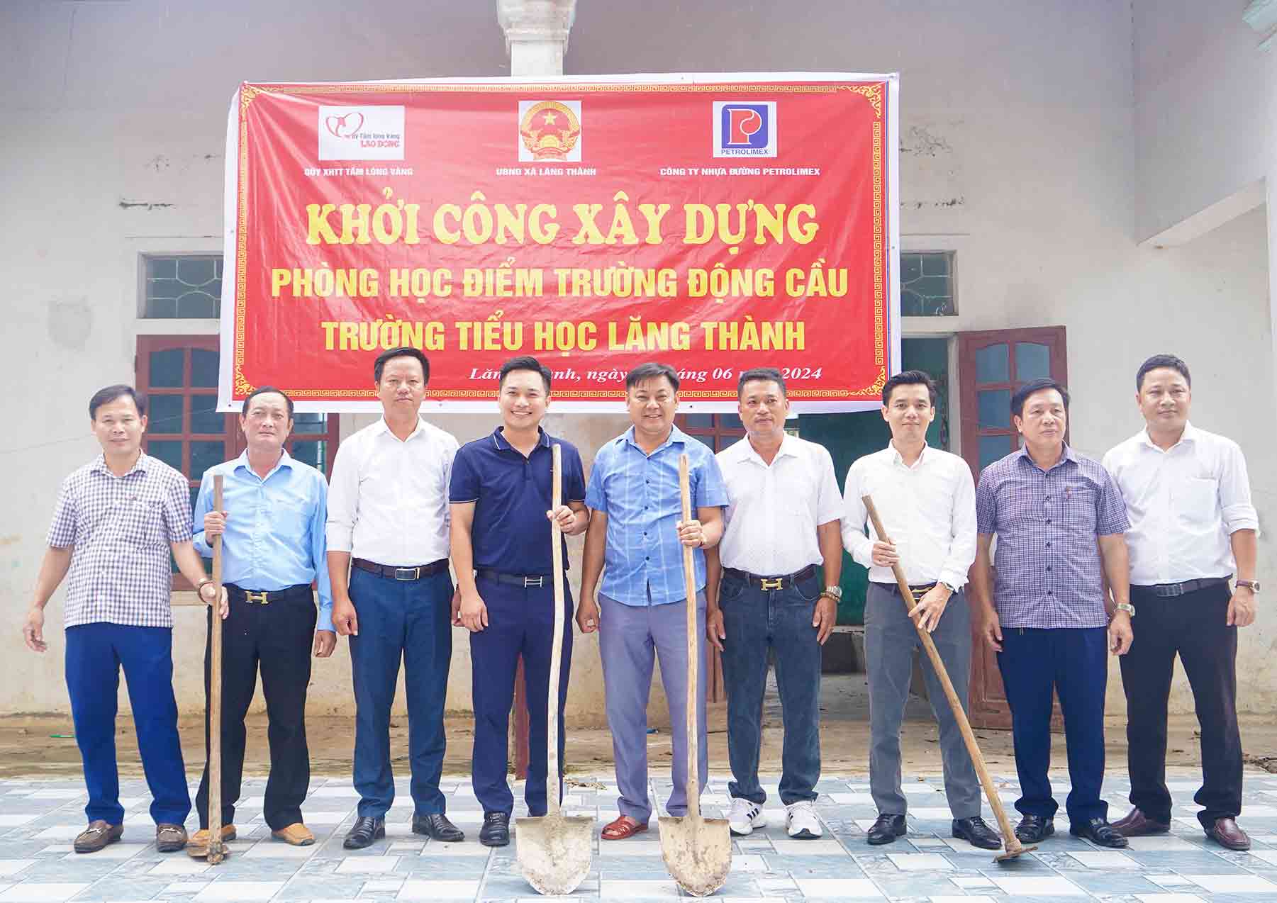 Đại diện chính quyền địa phương, nhà tài trợ cùng Ban Giám hiệu nhà trường tham dự lễ khởi công. Ảnh: Duy Chương.