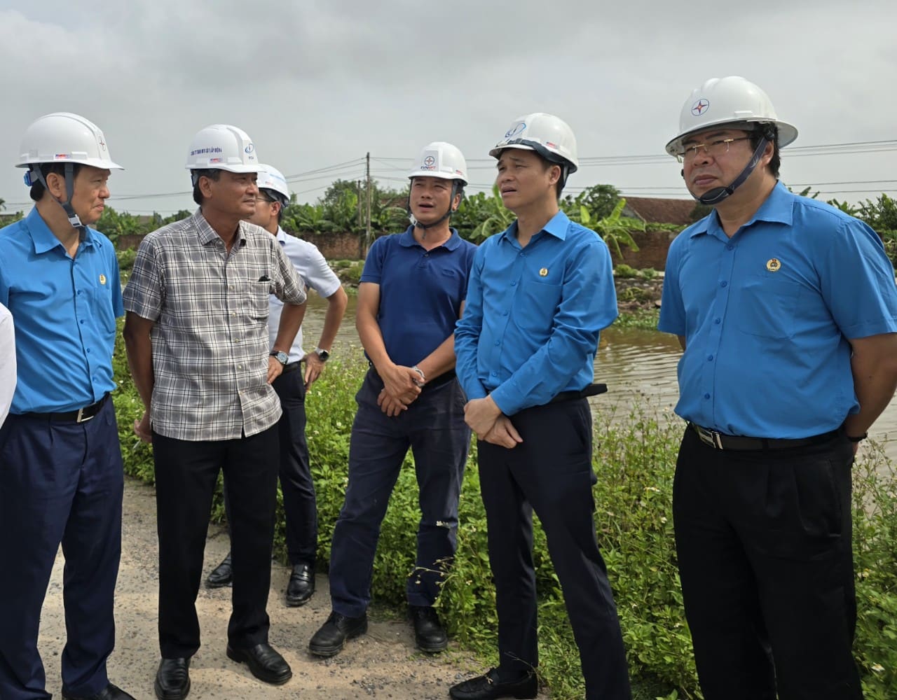 Phó Chủ tịch Tổng LĐLĐVN Ngọ Duy Hiểu và đoàn công tác đã tới thăm hỏi, động viên công nhân lao động đang thi công tại vị trí cột 30 (tại xã Ân Hòa, huyenj Kim Sơn, Ninh Bình). Ảnh: Nguyễn Trường