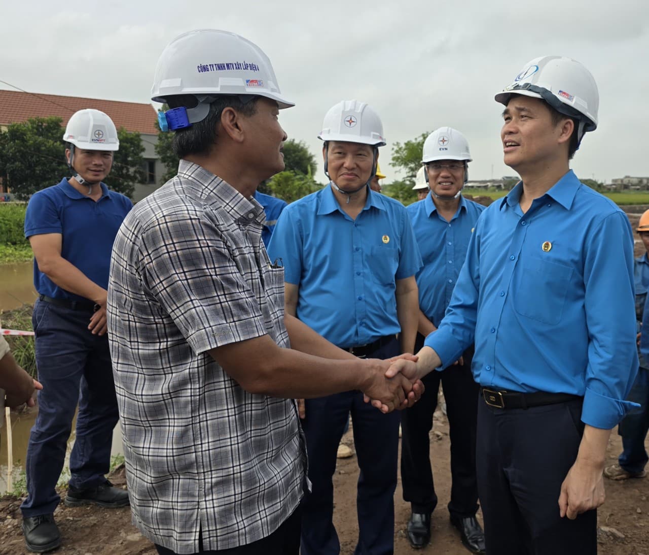 Phó Chủ tịch Tổng LĐLĐVN Ngọ Duy Hiểu, thăm hỏi, động viên các nhà thầu đang thi công tại công trường. Ảnh: Nguyễn Trường