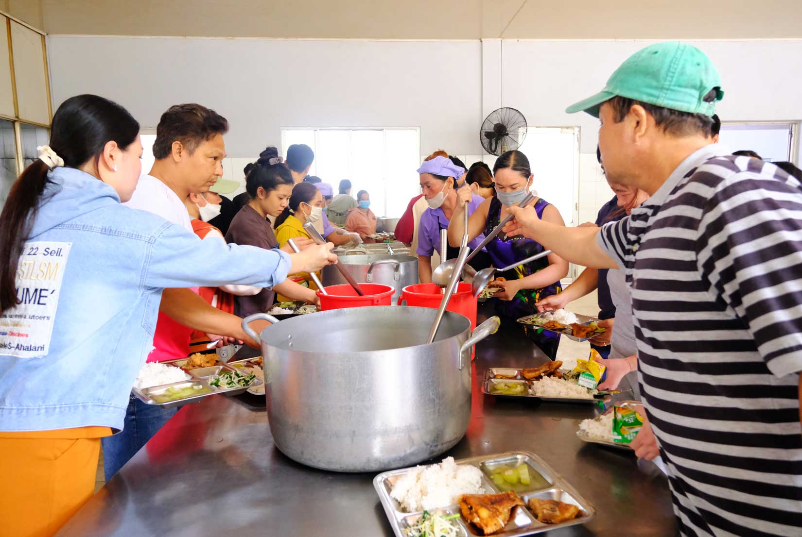 Bà Phạm Thanh Thảo – Ban Chấp hành CĐCS Công ty Cổ phần Nha Trang Seafoods - cho biết, trong mỗi bữa ăn đều có khoảng 5 - 6 món cho công nhân tự do lựa chọn. Trong đó, thực đơn được thay đổi hàng ngày, buổi sáng và chiều khác nhau để công nhân ăn không bị ngán.