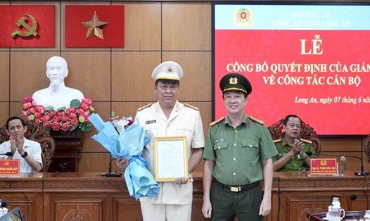 Thượng tá Nguyễn Sơn (đứng, bên trái) nhận quyết định chuyển ngành sang công tác tại Ban Tổ chức Tỉnh ủy Long An. Ảnh: An Long