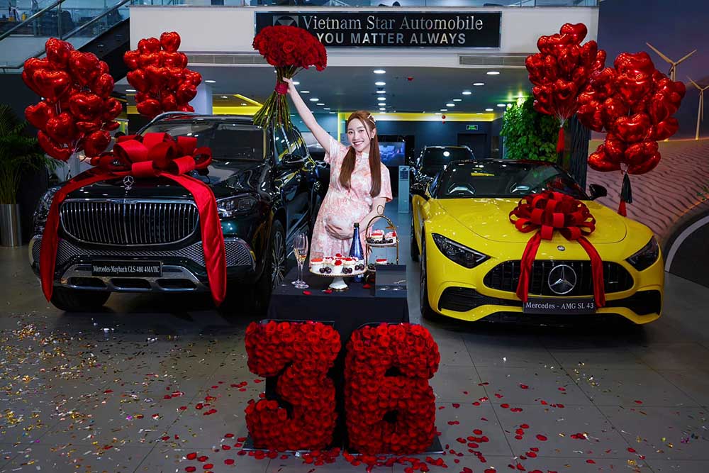 Bộ đôi xe sang vợ diễn viên Chi Bảo được tặng dịp sinh nhật lần thứ 36. Ảnh: FBNV