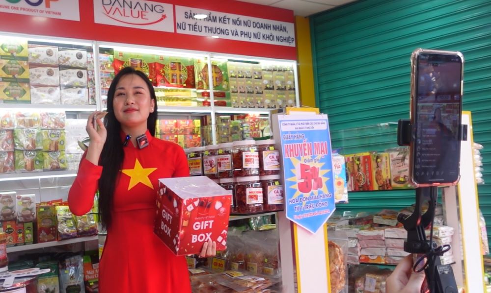 TikToker livestream bán các sản phẩm đặc trưng tại chợ Cồn Đà Nẵng. Ảnh: Trần Thi