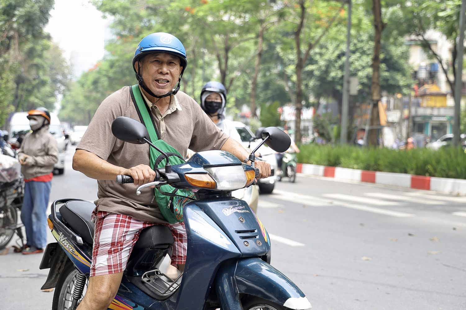 Dù tới xếp hàng từ 3h30, nhưng ông Nguyễn Mạnh Hiếu (Đống Đa, Hà Nội) vẫn đứng sau 2 người. Tới 10h30 ông Hiếu mới mua được vàng và ra về. Theo ông Hiếu, dù phải đi sớm, chờ đợi lâu, nhưng mua được vàng mang về là rất mừng, nhiều người tới muộn còn ra về tay trắng.