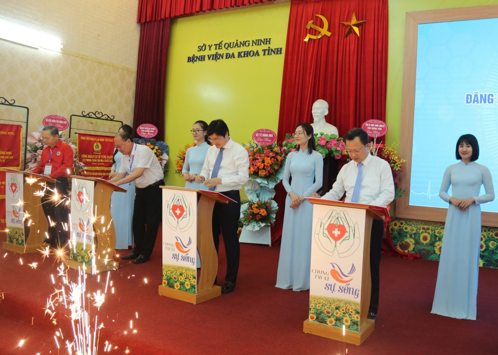 Chủ tịch UBND tỉnh Quảng Ninh Cao Tường Huy (phải) đăng ký hiến mô, tạng  tại Lễ  