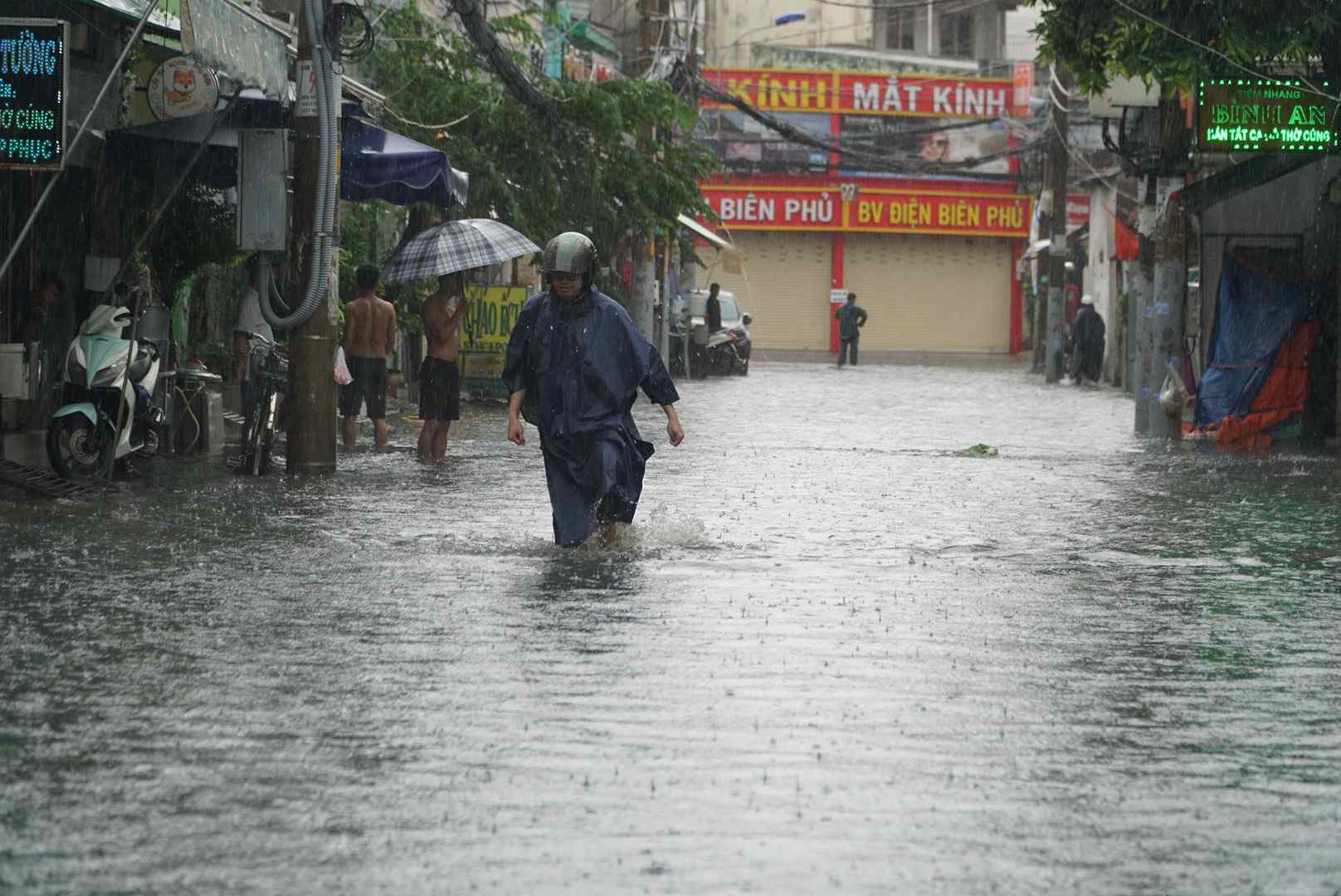 Nước ngập trên đường Đặng Thị Rành.  Ảnh: Minh Quân
