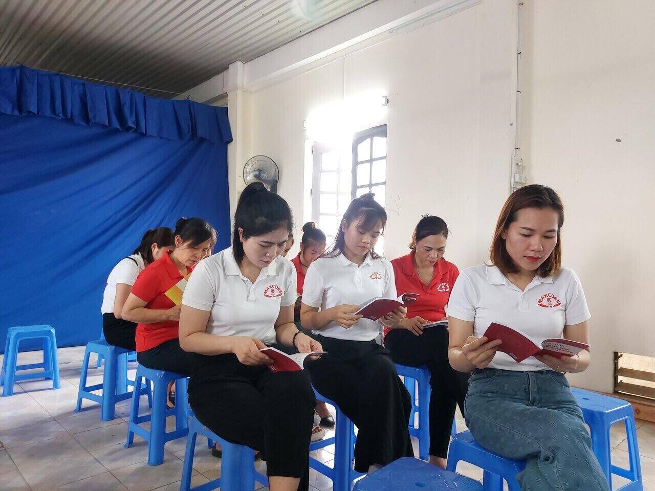 Một buổi tuyên truyền pháp luật đến công nhân lao động. Ảnh: Ngọc Ánh