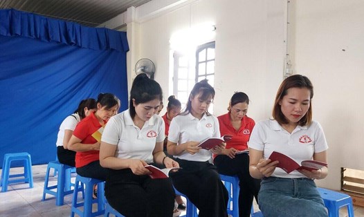 Một buổi tuyên truyền pháp luật đến công nhân lao động. Ảnh: Ngọc Ánh