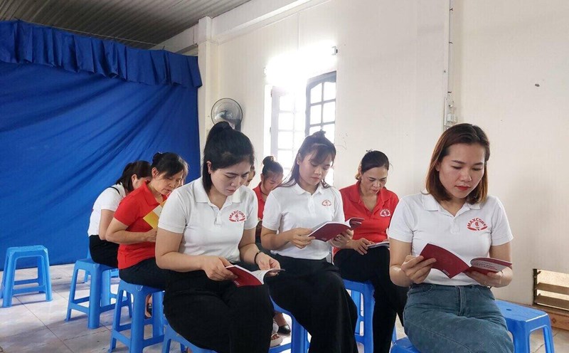 Một buổi tuyên truyền pháp luật đến công nhân lao động. Ảnh: Ngọc Ánh