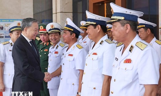 Chủ tịch nước Tô Lâm với lãnh đạo Bộ Tư lệnh Quân chủng Hải quân. Ảnh: Nhan Sáng/TTXVN
