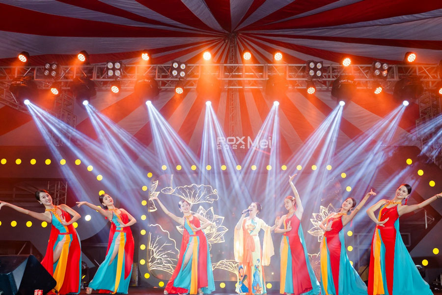 Các thí sinh tỏa sáng trên sân khấu chung kết cuộc thi “ROX & Tôi“. Ảnh: Thu Nga