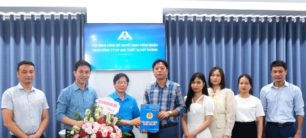 Lãnh đạo Liên đoàn Lao động huyện Hoài Đức trao Quyết định thành lập Công đoàn cơ sở Công ty cổ phần Xuất nhập khẩu thiết bị Huy Hoàng . Ảnh: CĐH