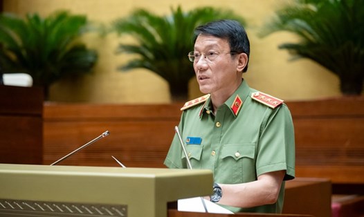 Thượng tướng Lương Tam Quang, Bộ trưởng Bộ Công an trình bày tờ trình dự án Luật Phòng, chống mua bán người (sửa đổi) chiều 7.6. Ảnh Quốc hội 