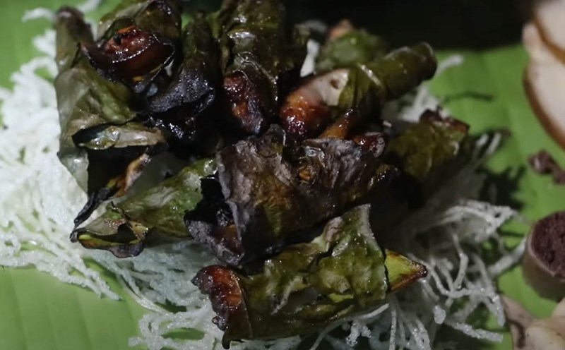 Độc đáo món chả cuốn lá bưởi người Mường Hoà Bình. Ảnh: Minh Nguyễn