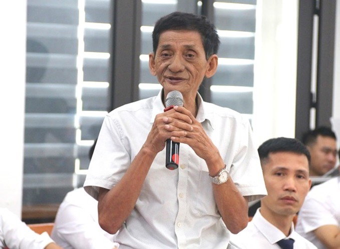 Nghệ nhân vẽ tranh dân gian Lê Đình Nghiên. Ảnh: T.Vương