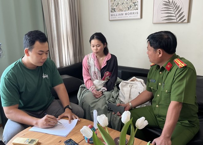 Công an làm việc với Phạm Huỳnh Nhật Vi sau khi Vi bắt cóc 2 bé gái. Ảnh: Công an cung cấp
