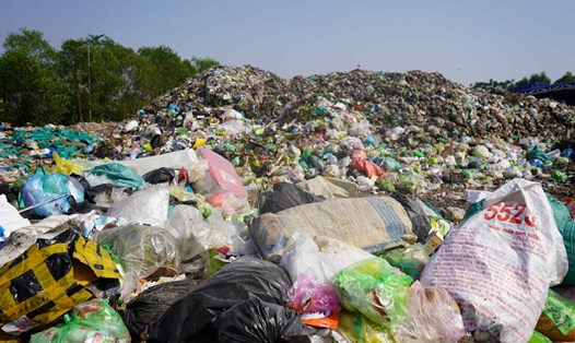 Chủ tịch UBND huyện Tiên Lãng chỉ đạo triển khai ngay các giải pháp xử lý lượng rác thải tồn đọng ở xã Kiến Thiết. Ảnh: Hoàng Khôi