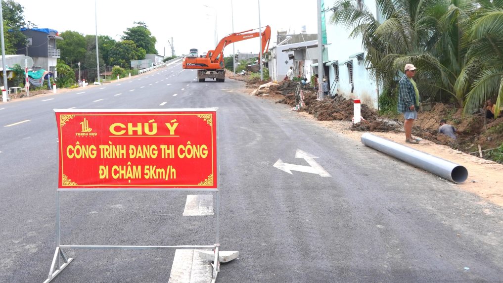 Ngày 7.6, ghi nhận của Báo Lao Động tại chân cầu Long Xuyên (Km18+034) thuộc phường Mỹ Hòa, TP Long Xuyên, đơn vị thi công đã hoàn thành việc thảm nhựa, không còn tình trạng những hàng rào chắn được người dân dựng lên.