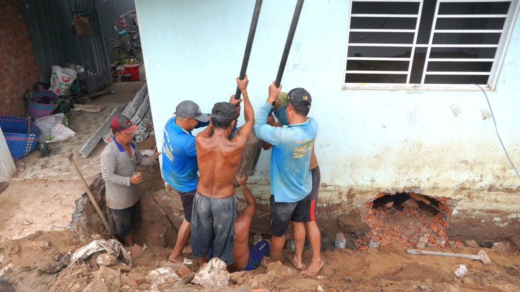 Quan sát cho thấy, người dân đang làm lại hệ thống thoát nước. Đồng thời, gia cố thêm cọc bê-tông ở chân nền nhà.