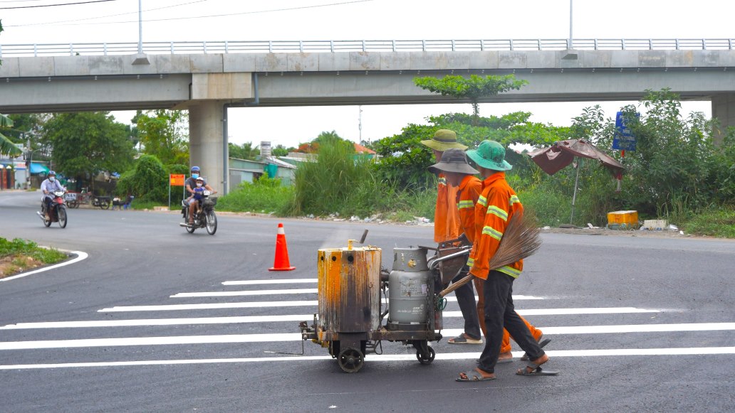 Trao đổi với Báo Lao Động, ông Nguyễn Văn Quang – Chỉ huy trưởng công trình, Công ty CP Tập đoàn Thành Huy – thông tin, đến thời điểm hiện tại tiến độ của gói thầu đã đạt hơn 99% gần như hoàn thành dự án. Chỉ còn một số hạng mục nhỏ đang hoàn thiện như: sơn đường, biển báo, chiếu phản quang,…dự kiến trong khoảng 7 ngày nữa sẽ hoàn thiện 100%.