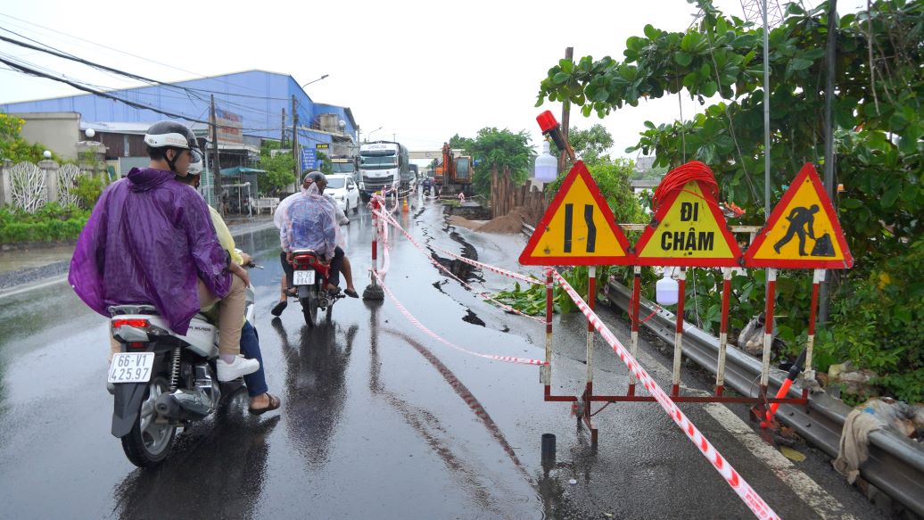 Trước đó, do sạt lở ở Quốc lộ 80 (TP Cần Thơ), trên cơ sở thống nhất với Sở GTVT tỉnh An Giang, Ban Quản lý dự án Mỹ Thuận (chủ đầu tư dự án) đã cho khai thác tạm thời tuyến tránh Long Xuyên từ ngày 31.5.2024, tạo thuận lợi cho các phương tiện lưu thông theo hướng cầu Vàm Cống (TP Cần Thơ) qua An Giang và ngược lại.