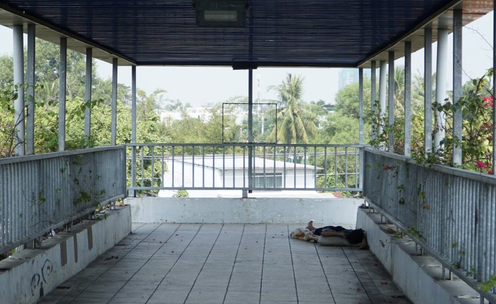 Người dân nằm ngủ trên cầu bộ hành bắc qua đường Phạm Văn Đồng, TP Thủ Đức. Ảnh: Anh Tú