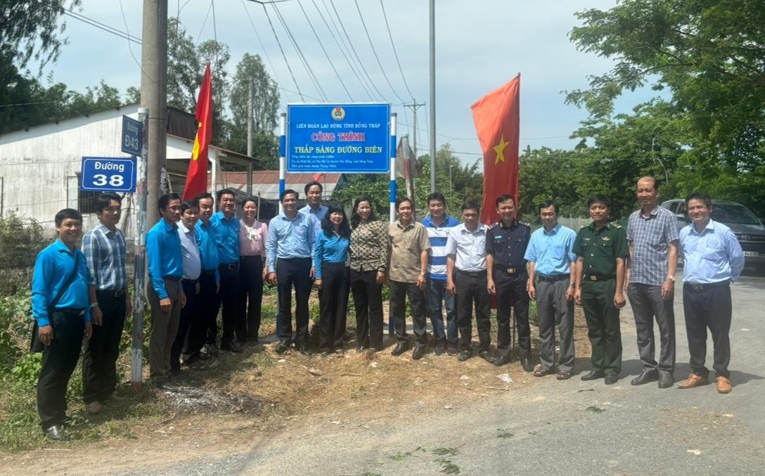 Lãnh đạo Ban Dân vận Tỉnh ủy, LĐLĐ tỉnh Đồng Tháp cùng nhà tài trợ, chính quyền địa phương tại tuyến đường “Thắp sáng đường biên” xã Tân Hộ Cơ. Ảnh: Lưu Hùng
