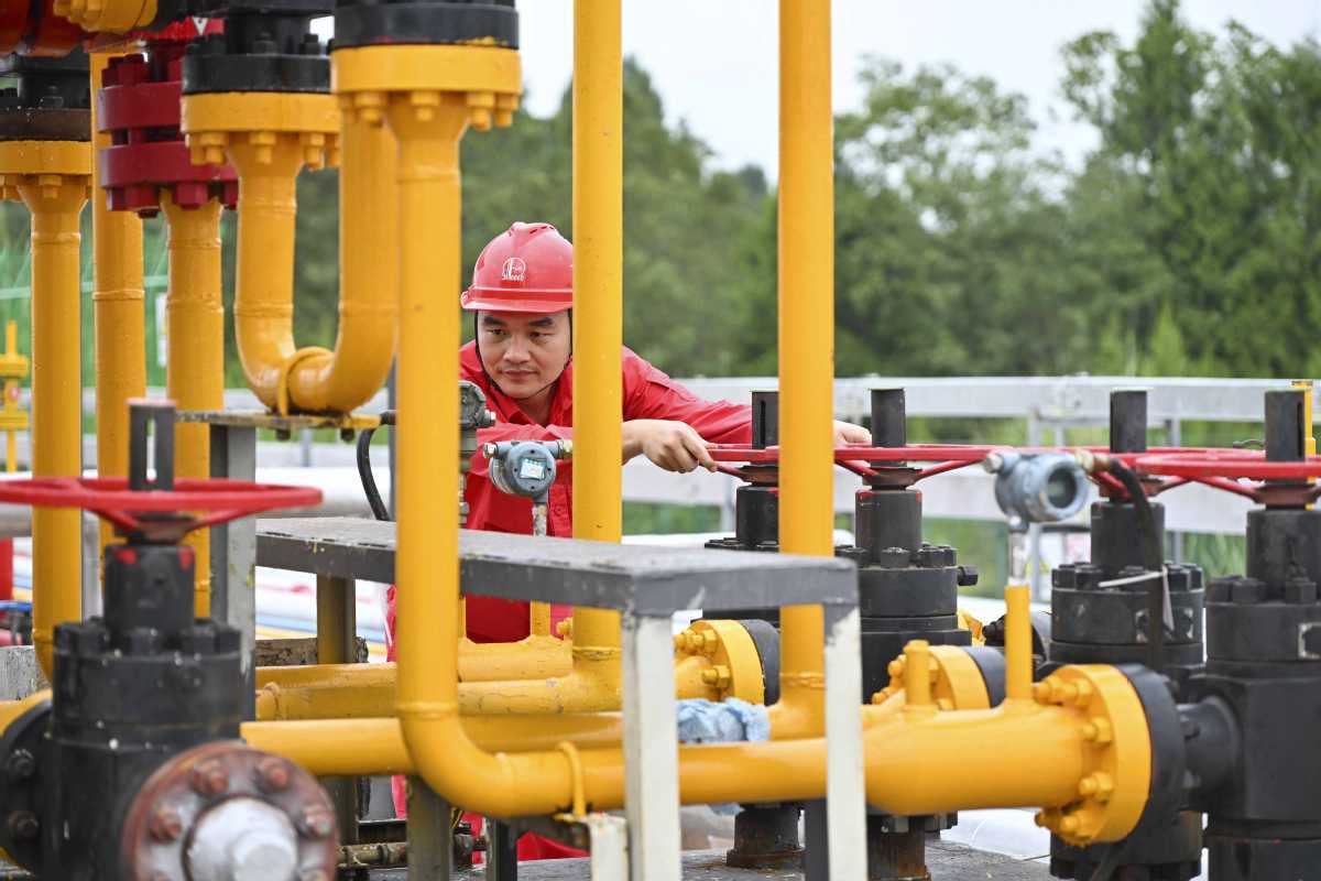 Nhân viên công ty Trung Quốc Sinopec vận hành thiết bị tại cơ sở LNG ở Trùng Khánh, Trung Quốc. Ảnh: Xinhua